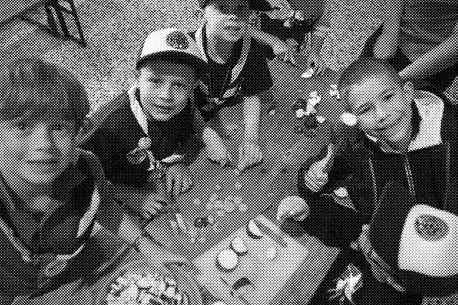 Kinderen aan tafel op kamp